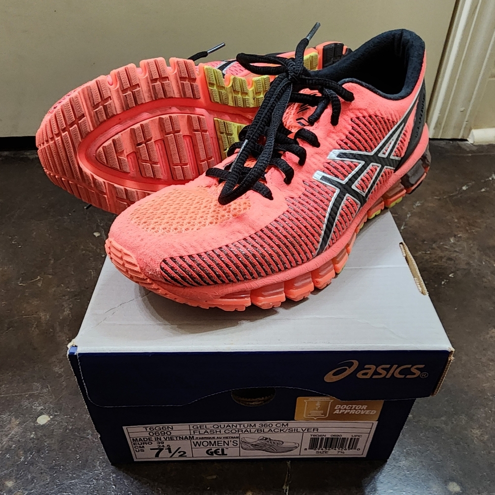 Tennis shoes